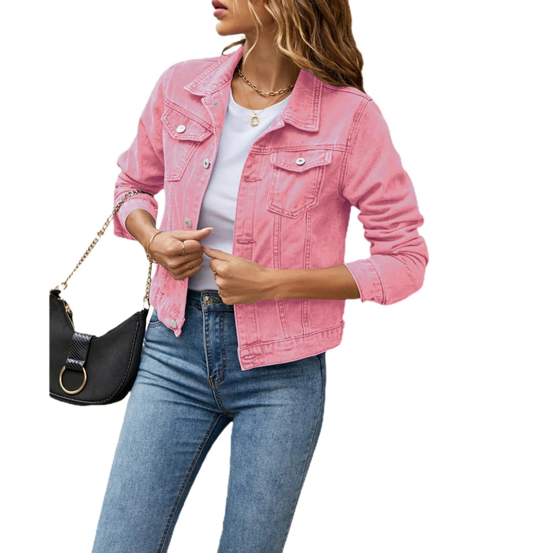 Trendy dames spijkerjasje van duurzame denim, een kleurrijke modekeuze voor lente en zomer. Casual en comfortabel.