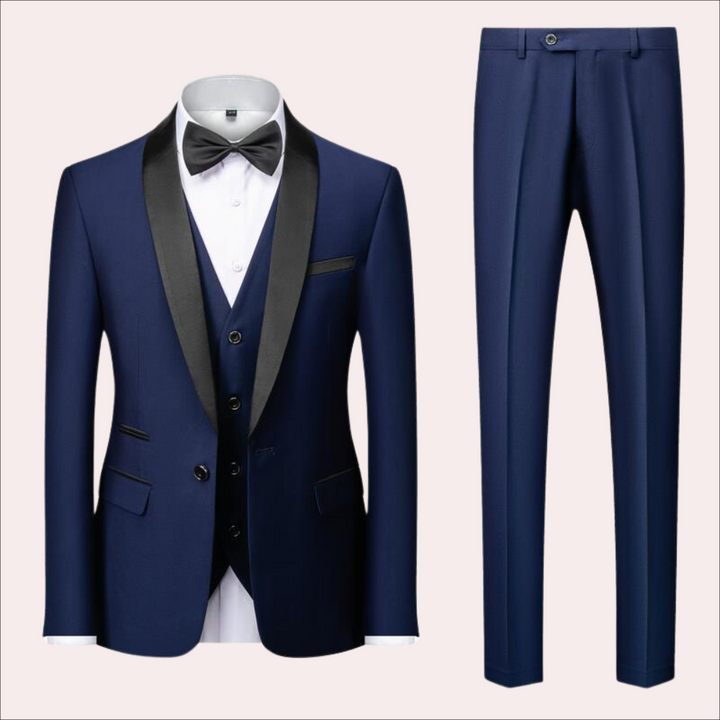 "Klassiek driedelig herenpak in zwart met satijnen revers, perfect voor zakelijke en formele gelegenheden, stijlvolle kleding