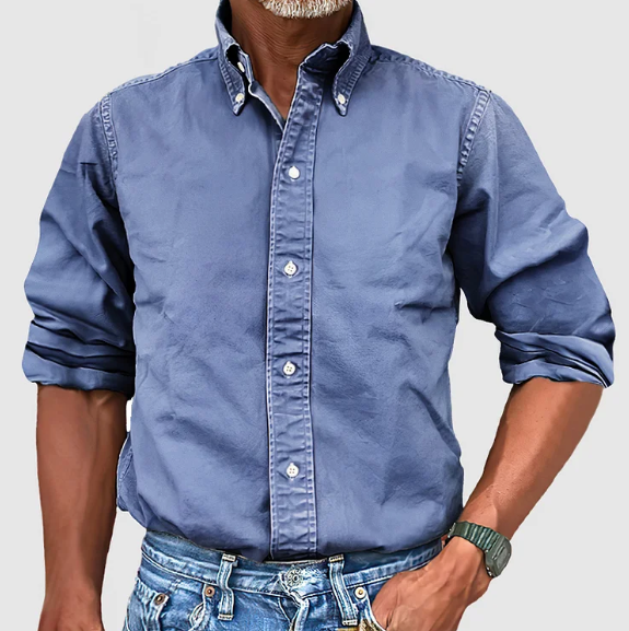 Detail van de button-down kraag op een klassiek heren overhemd met lange mouwen, elegant & tijdloos.