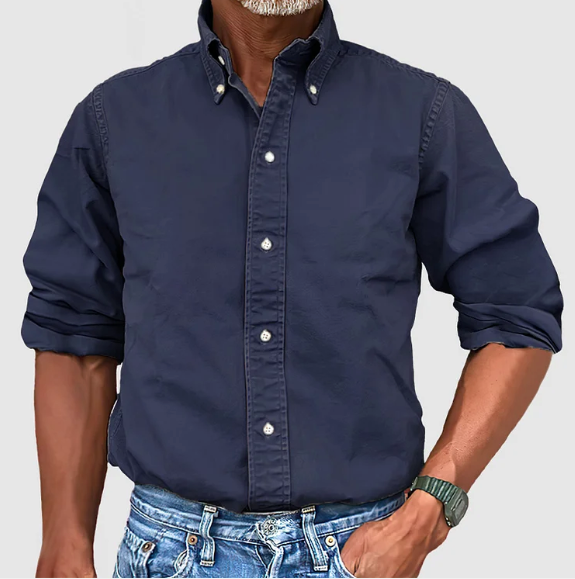 Man draagt comfortabel heren overhemd lange mouwen, perfecte smart casual look voor elke dag. Tijdloze stijl.