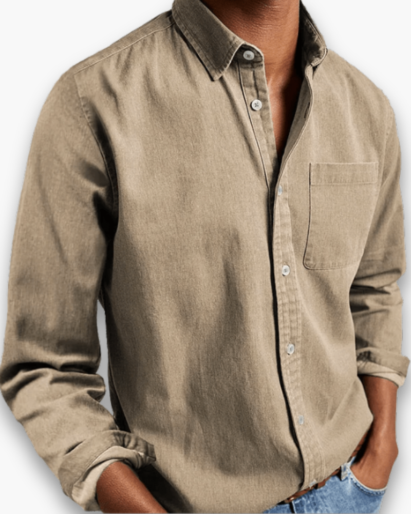 Man draagt comfortabel klassiek herenoverhemd. Perfect voor een nette maar ontspannen look.