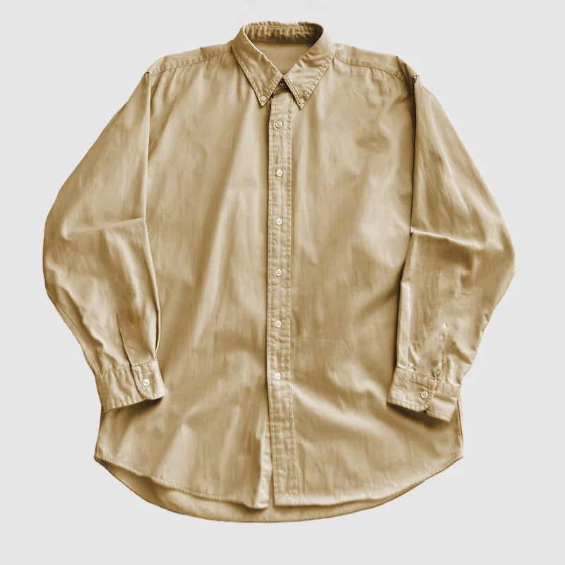 Diverse kleuren herenoverhemden met lange mouwen netjes opgevouwen, klaar voor verzending.