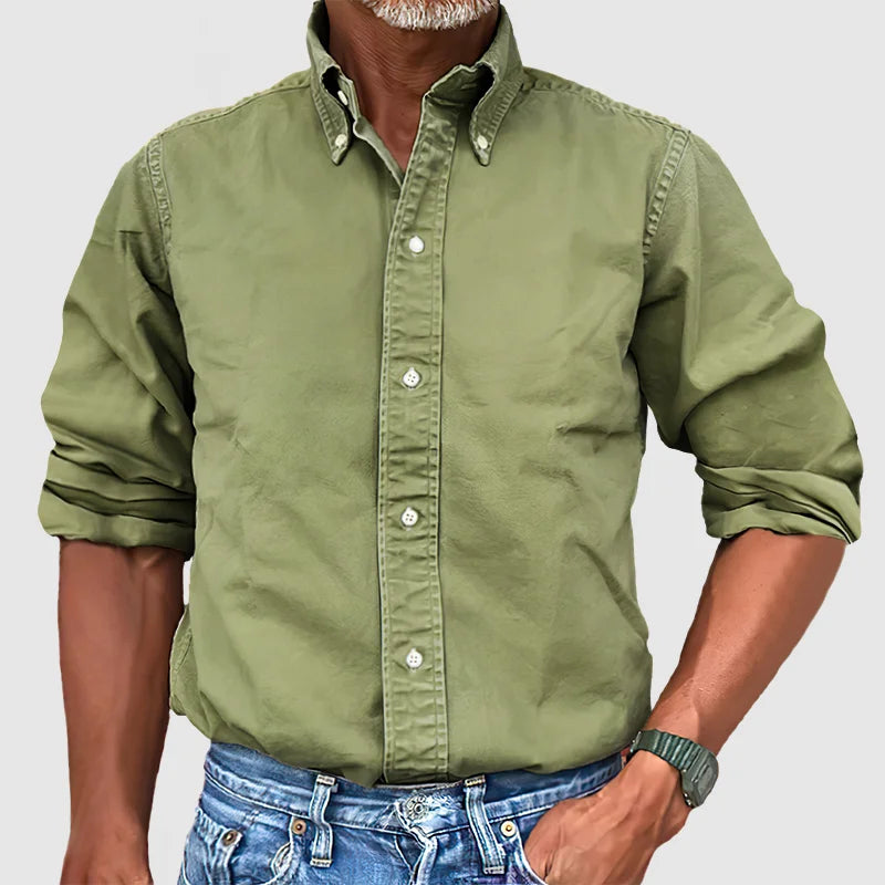 Model draagt een herenoverhemd met lange mouwen, gecombineerd met een das voor een formele look.