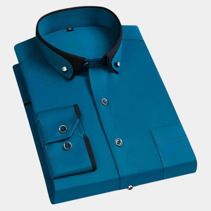 Model draagt een slim fit herenoverhemd met lange mouwen, perfect passend voor een moderne look.