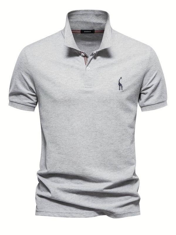 Model draagt een stijlvol grijs herenpoloshirt, casual en toch gekleed, met hoge draagcomfort.