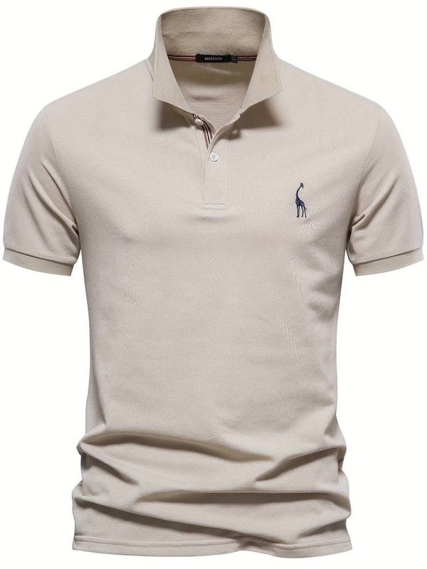 Zicht op de manchet en mouw van een klassiek, ademend herenpoloshirt, ontworpen voor comfort.