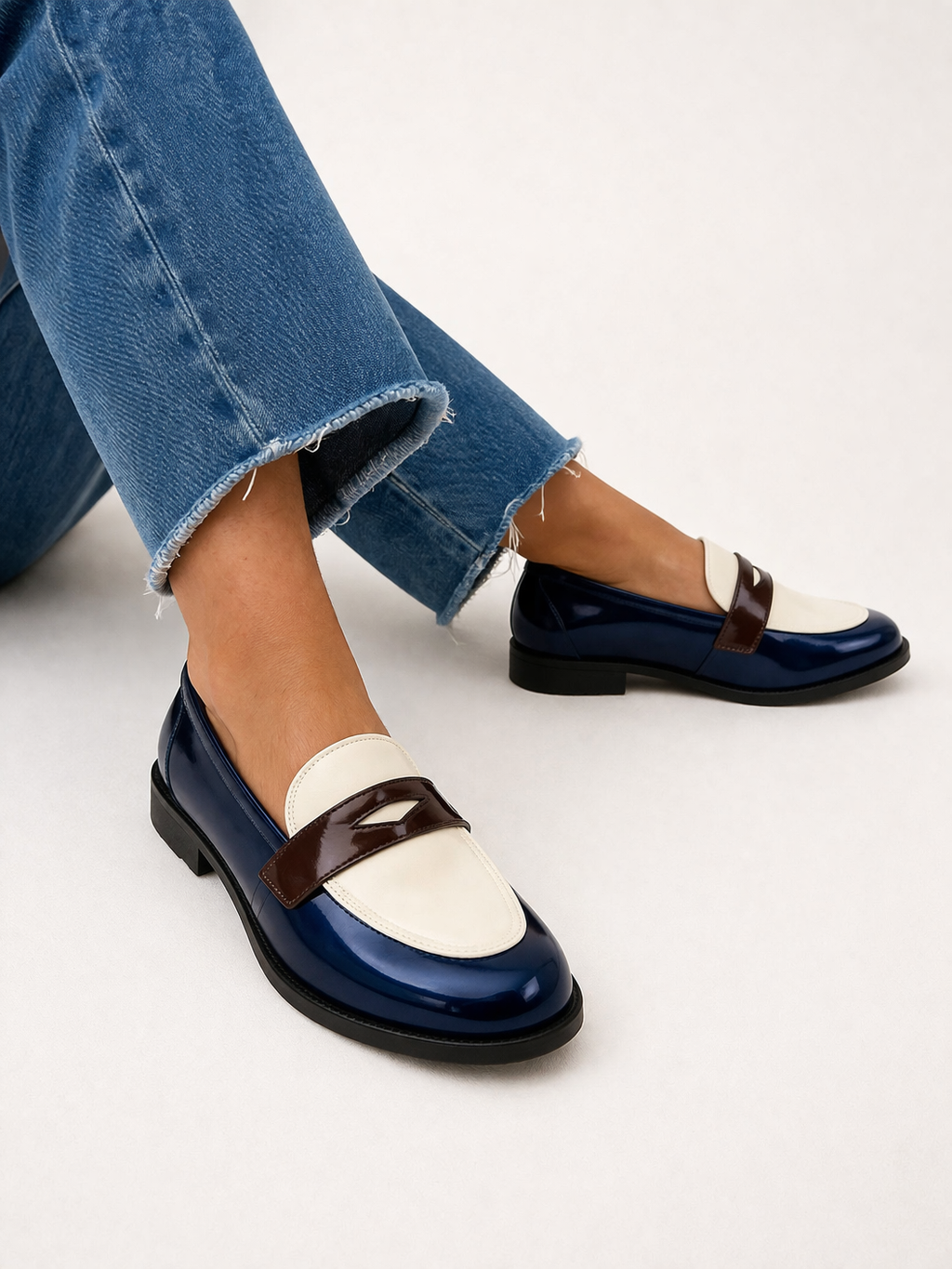 Klassieke blauwe dames mocassins met elegant voorpaneel, ideaal als comfortabele zomerschoen.