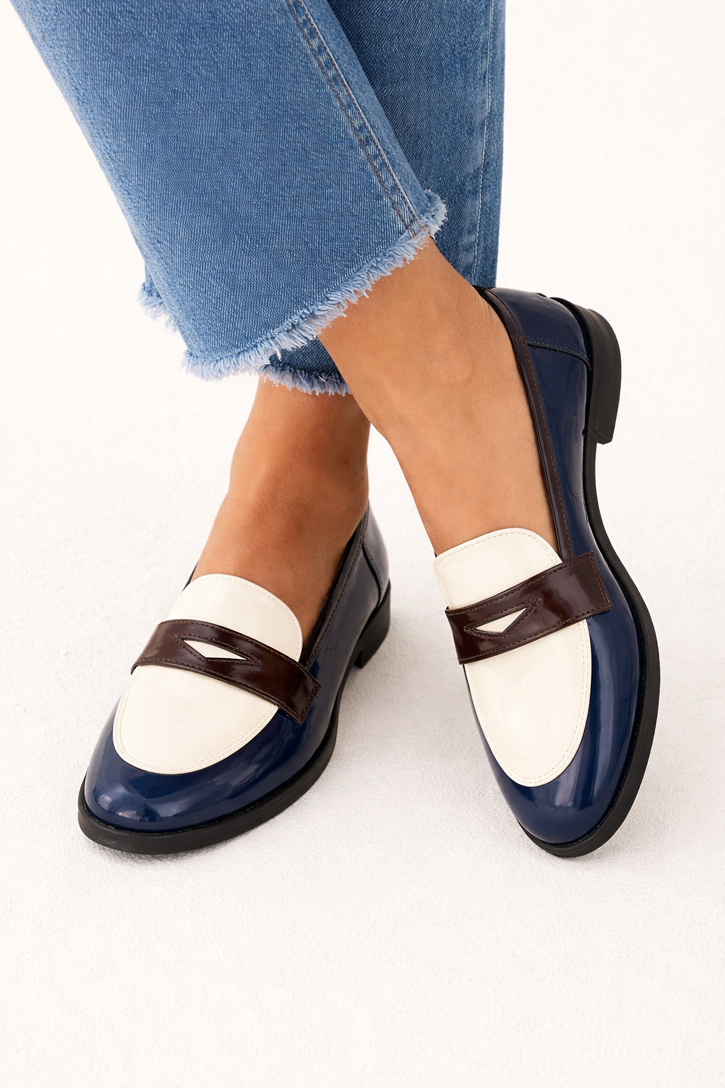 Stijlvolle blauwe dames comfortschoenen, klassieke mocassin-stijl loafers met elegant design.