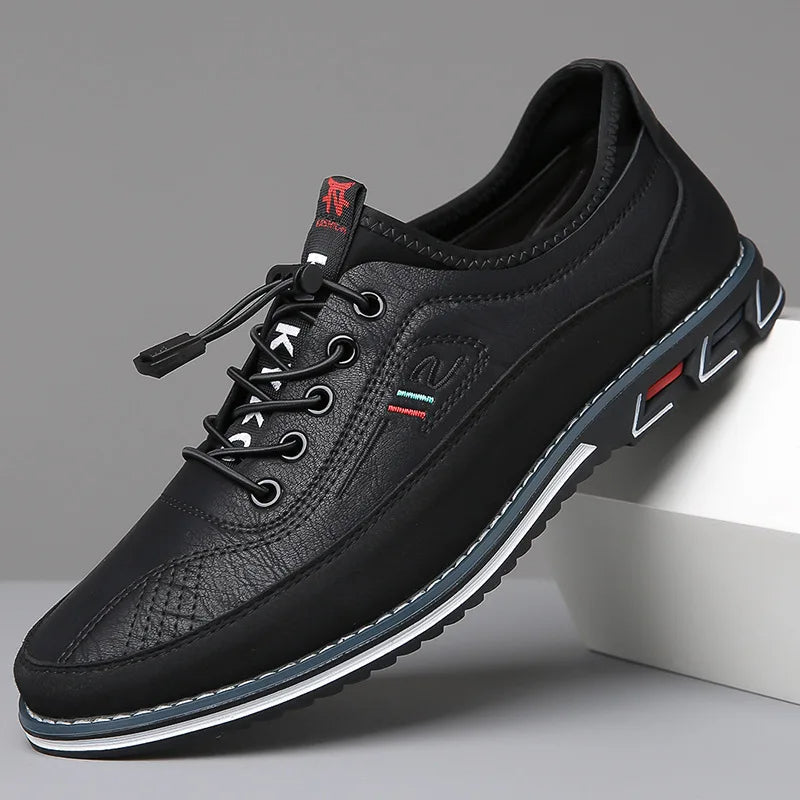 Zijprofiel van zwarte leerlook Oxford herenschoenen, gericht op stijl en orthopedisch comfort.