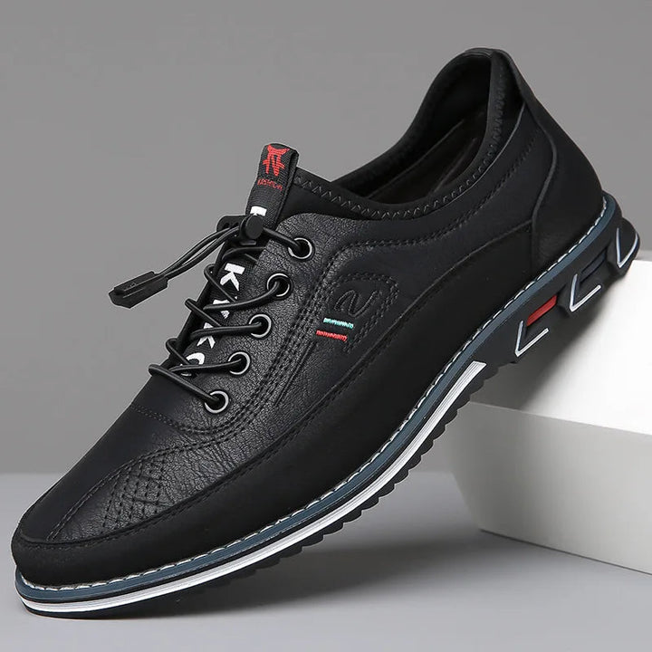 Zijprofiel van zwarte leerlook Oxford herenschoenen, gericht op stijl en orthopedisch comfort.