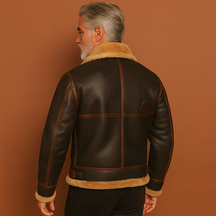 Warme bruine heren winterjas, klassiek piloten bomberjack met comfortabele voering en riemdetails, perfect voor herfst.