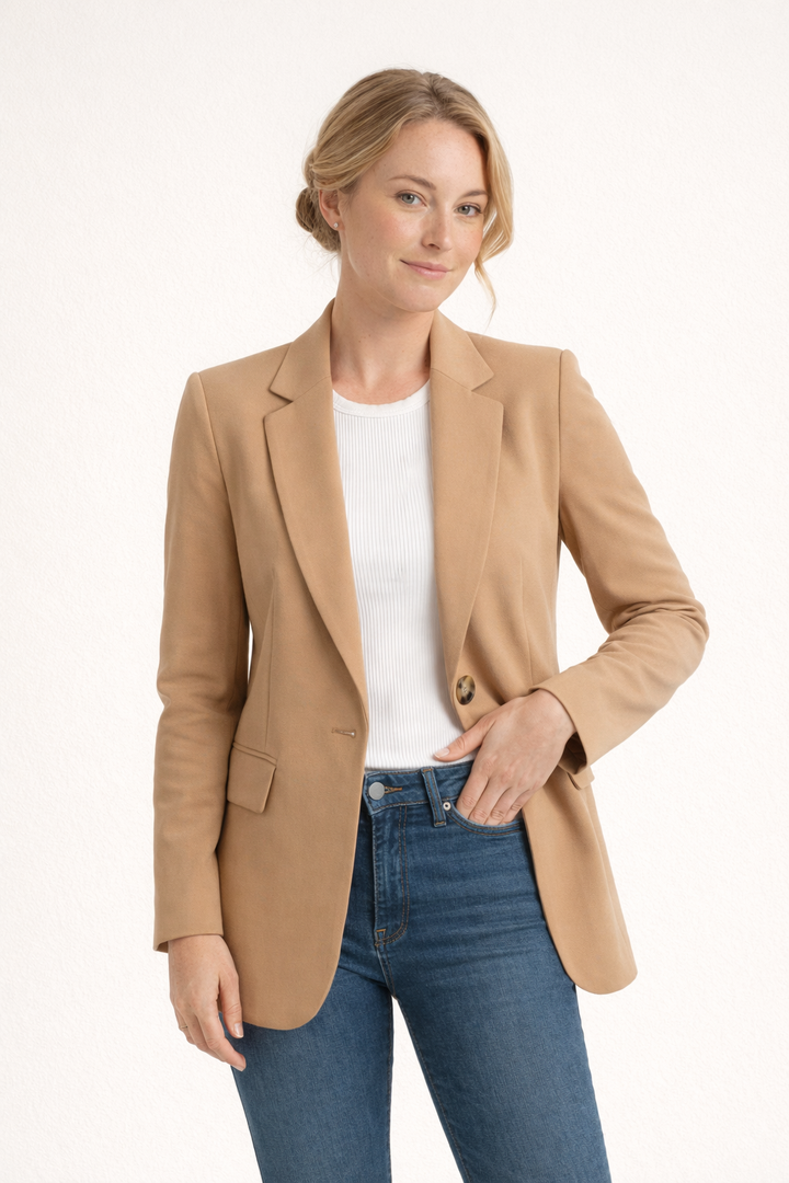 Klassieke getailleerde dames blazer. Perfect voor een elegante zakelijke of casual chic look.