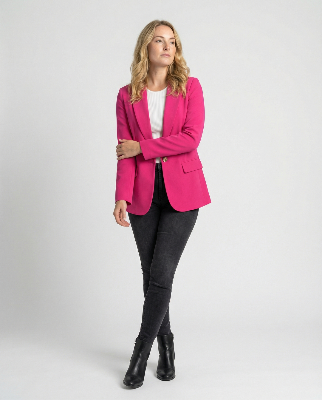 Geraffineerde dames blazer, getailleerd en klassiek. Verhoogt elke zakelijke of casual chic outfit direct.