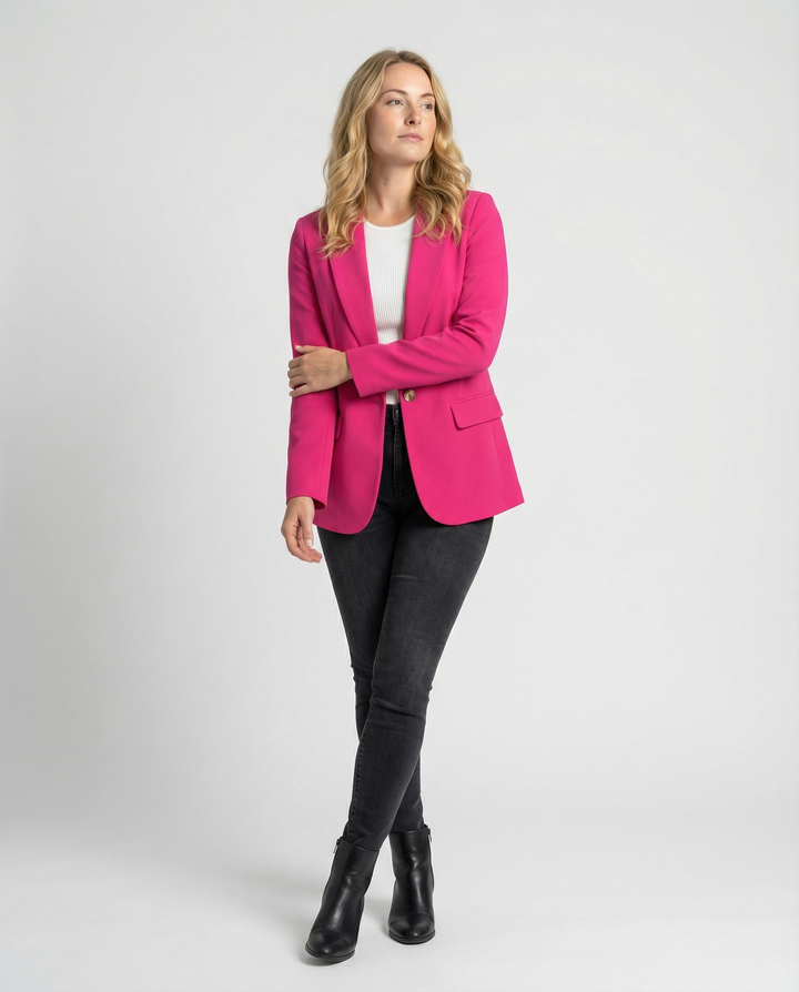 Geraffineerde dames blazer, getailleerd en klassiek. Verhoogt elke zakelijke of casual chic outfit direct.