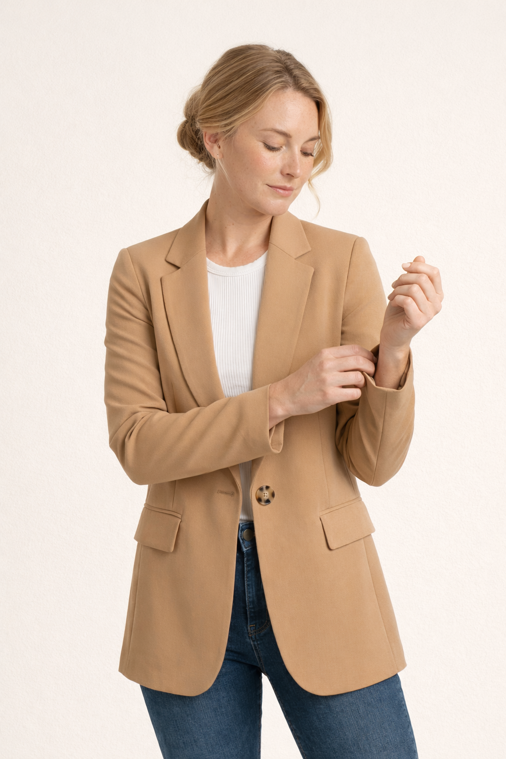 Veelzijdige dames blazer, getailleerd model. Ideaal voor zowel formele als casual dameskleding.