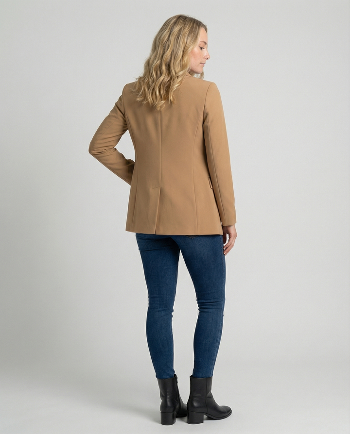 Moderne klassieke dames blazer, prachtig getailleerd. Ideaal voor elegante zakelijke en veelzijdige outfits.