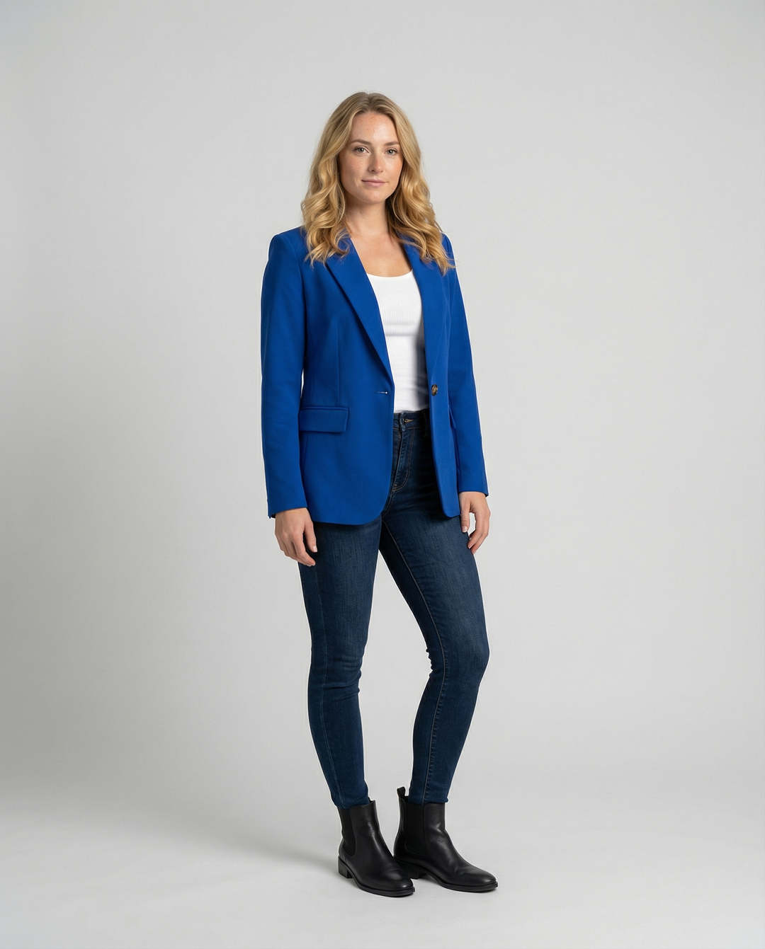 Essentiële dames blazer, klassiek getailleerd. Een veelzijdig kledingstuk voor zakelijke en casual chic stijlen.