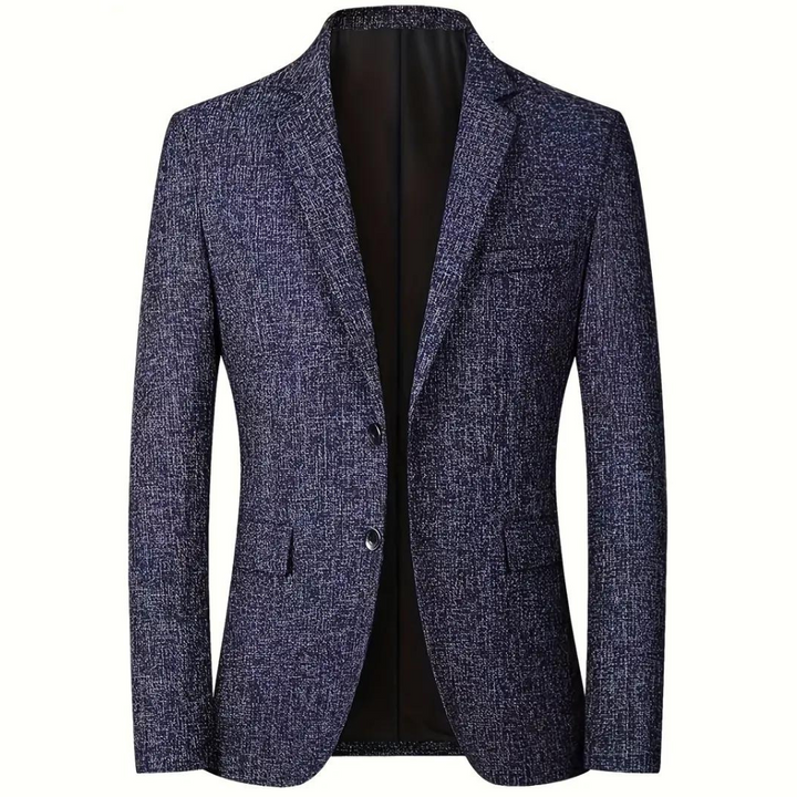 Man draagt een donkerblauwe heren blazer, elegant en comfortabel, voor een scherpe zakelijke uitstraling.
