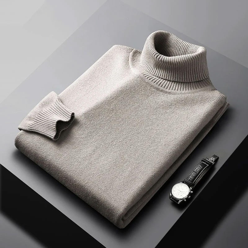 Comfortabele, aansluitende heren coltrui in beige. Ideaal voor herfstmode en winterkleding, warm en stijlvol.