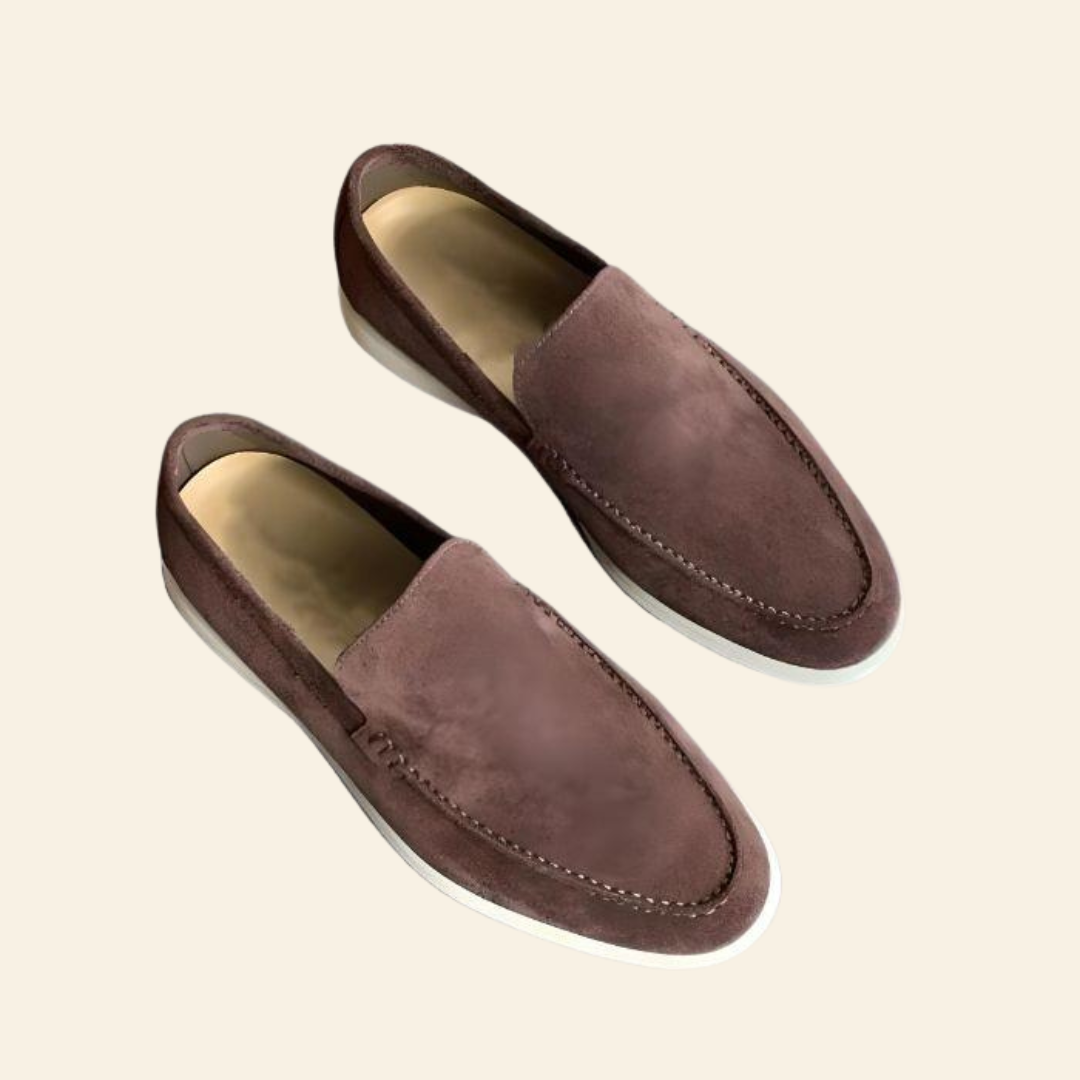 Zijaanzicht van bruine heren loafers, elegante casual schoenen die comfort en herenmode uitstralen.