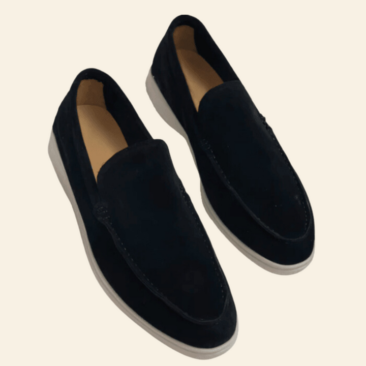 Elegante marineblauwe suède heren loafers, ideale zomerschoenen met een klassieke touch voor herenmode.