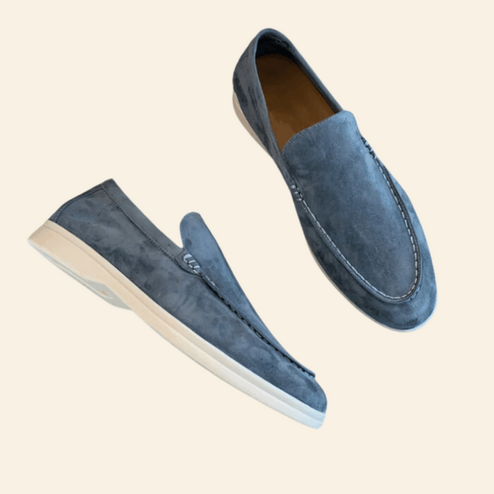 Gedetailleerde close-up van klassieke heren loafers, hoogwaardige schoenen met stijl en comfort.