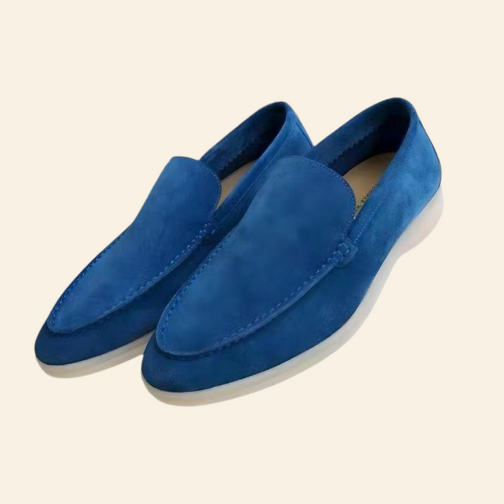 Man draagt stijlvolle heren loafers met chino, comfortabele casual schoenen voor een relaxte zomerse look.