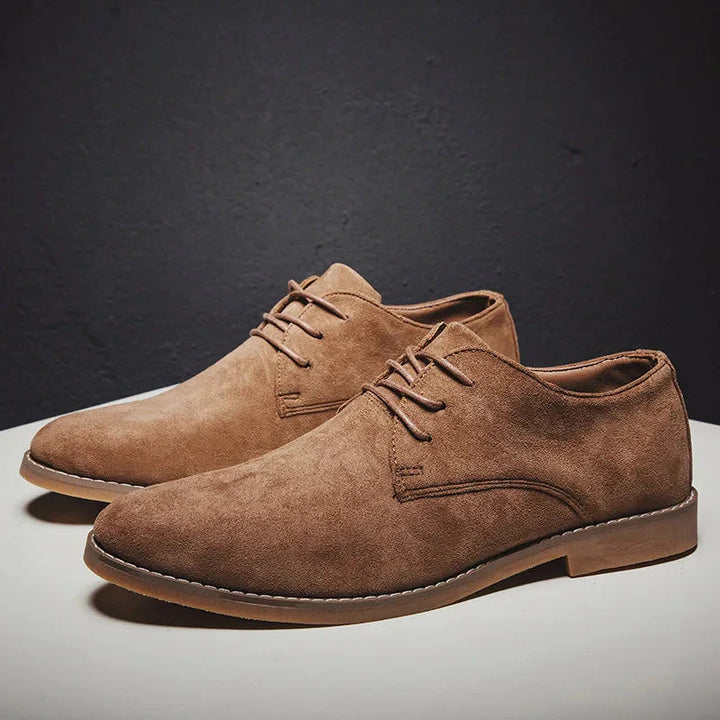 Klassieke heren oxford schoenen van blauw suède, perfect voor zakelijke of casual gelegenheden.