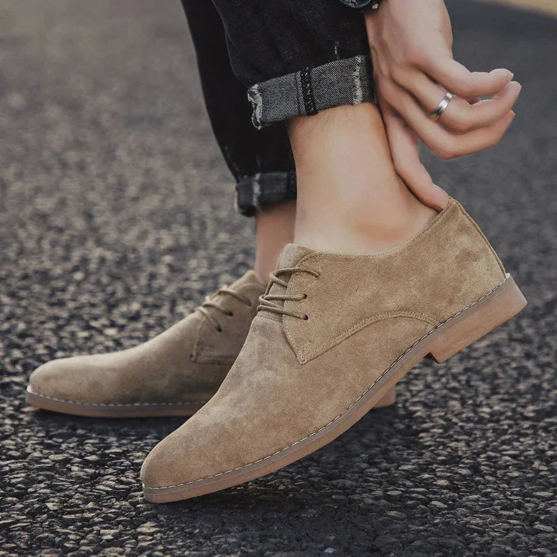 Heren suède oxford schoenen in grijs, een veelzijdige en comfortabele schoen voor mannen.