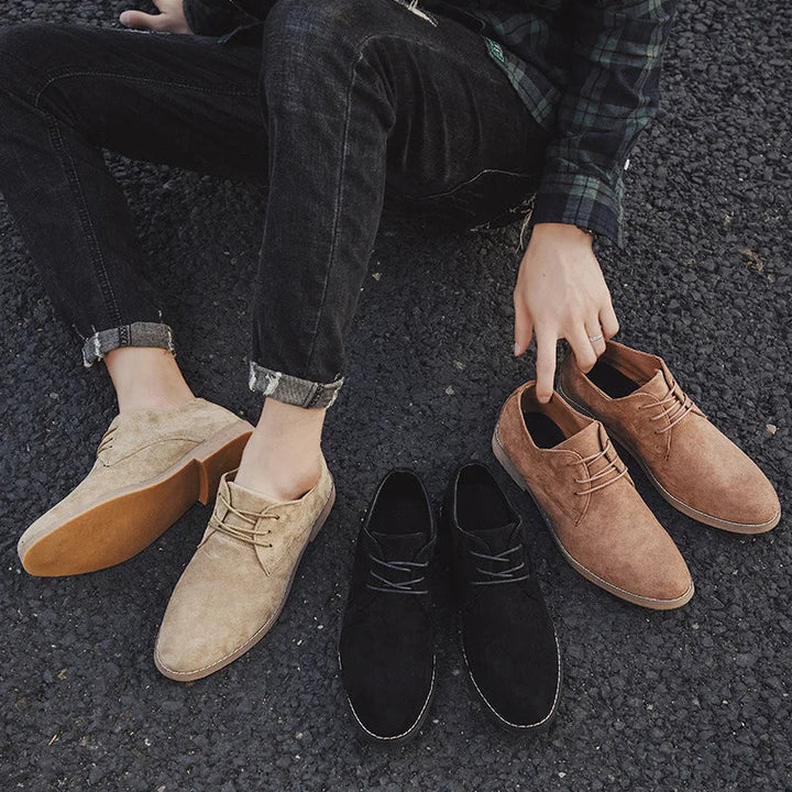 Comfortabele herenschoenen: stijlvolle zwarte suède oxfords, zowel formeel als casual te dragen.