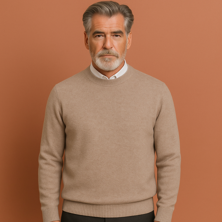 Zachte, klassieke heren pullover. Tijdloos design en comfortabele pasvorm, een essentieel item voor wintermode.