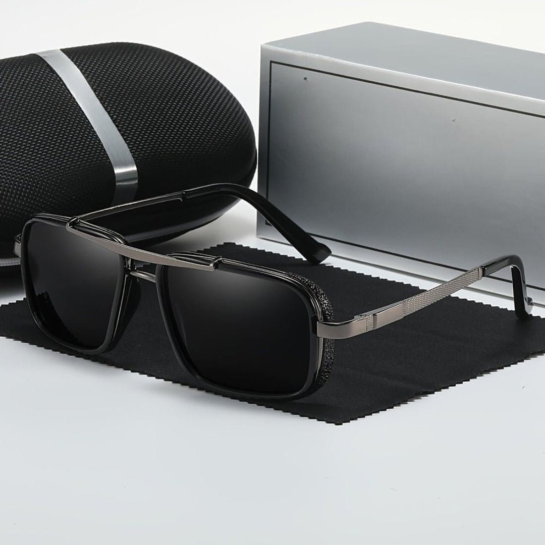 "Klassieke heren zonnebril met gepolariseerde lenzen en vierkant RVS frame, biedt UV-bescherming en stijlvolle elegantie."