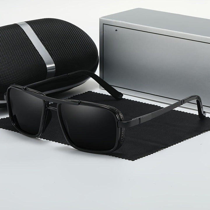 "Klassieke heren zonnebril met gepolariseerde lenzen en vierkant RVS frame, biedt UV-bescherming en stijlvolle elegantie."