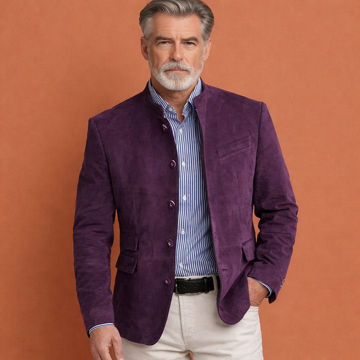 Man draagt stijlvolle klassieke herenblazer met opstaande kraag, ideaal voor zowel zakelijke als casual gelegenheden.
