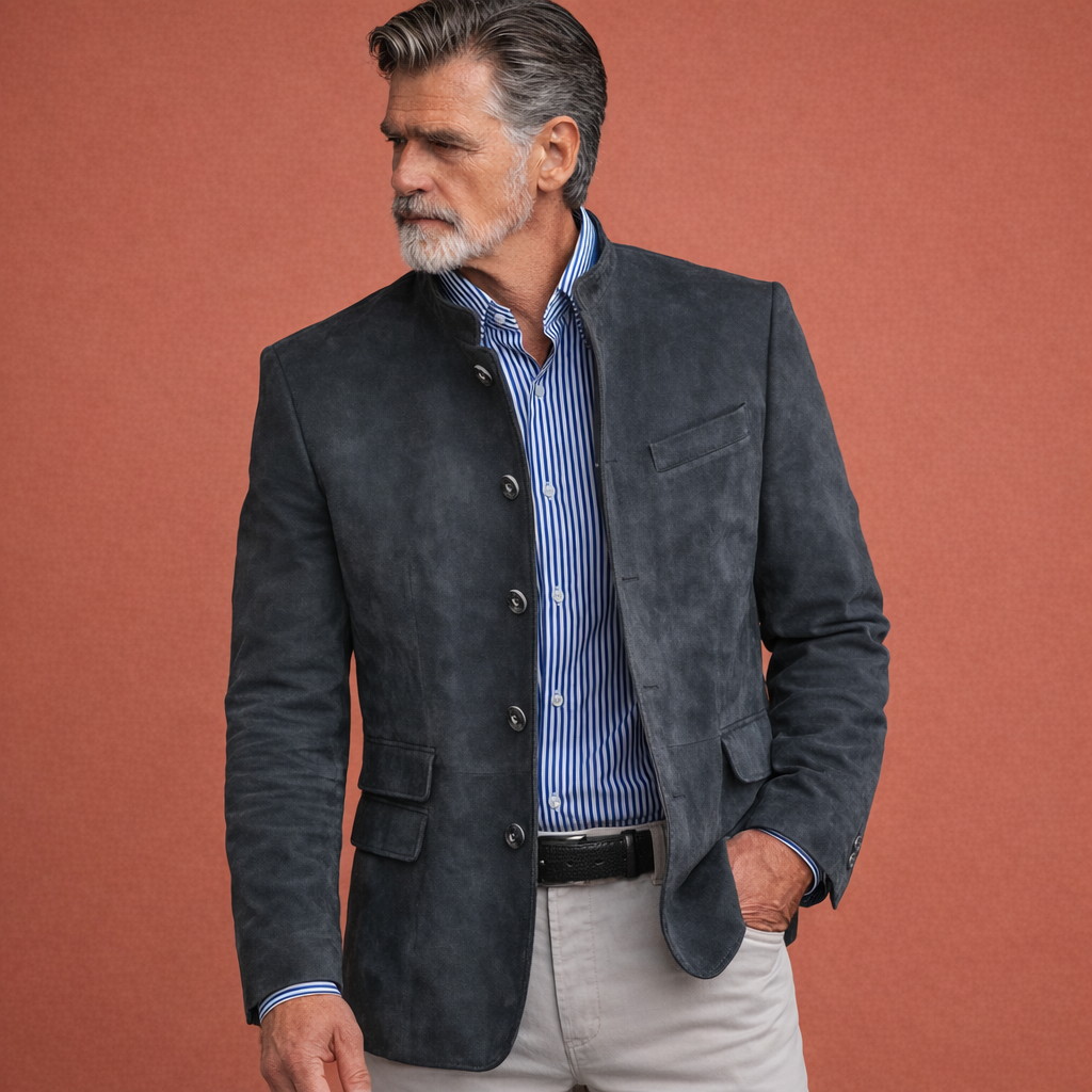Elegante herenblazer met opstaande kraag, toont slanke pasvorm en comfortabele herfst/winter bovenkleding.