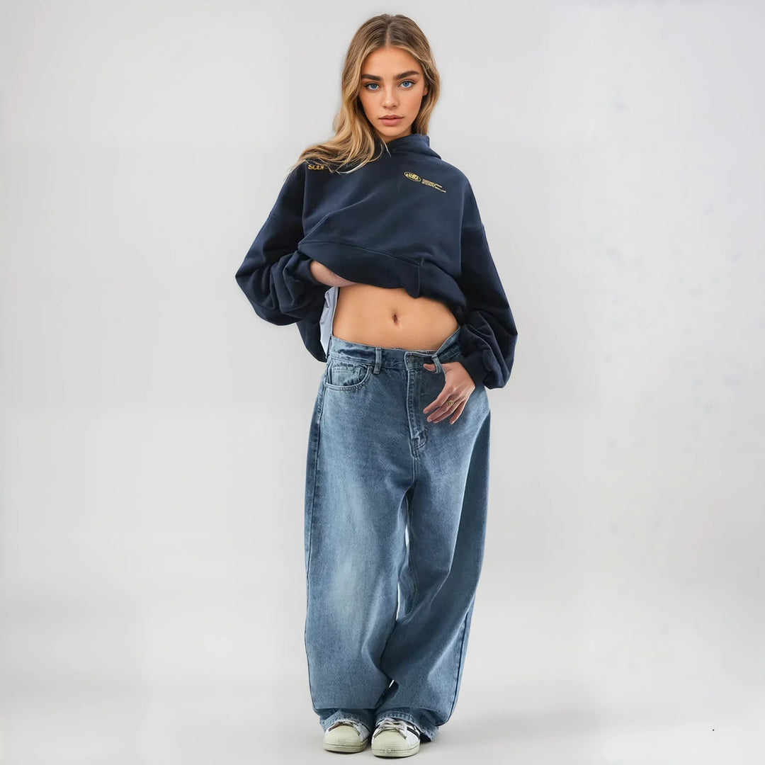 "Klassieke hoodie met royale capuchon en kangoeroezak in tijdloos design, voorzijde met subtiel logo, comfortabel en stijlvol