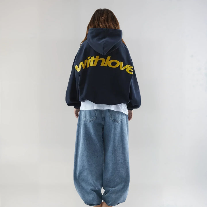 "Klassieke hoodie met royale capuchon en kangoeroezak in tijdloos design, voorzijde met subtiel logo, comfortabel en stijlvol