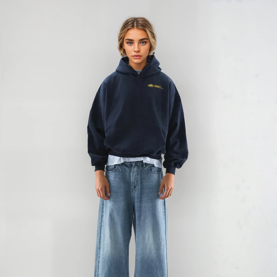 "Klassieke hoodie met royale capuchon en kangoeroezak in tijdloos design, voorzijde met subtiel logo, comfortabel en stijlvol