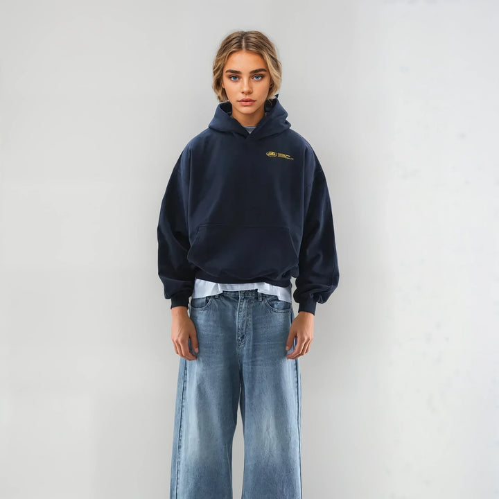 "Klassieke hoodie met royale capuchon en kangoeroezak in tijdloos design, voorzijde met subtiel logo, comfortabel en stijlvol