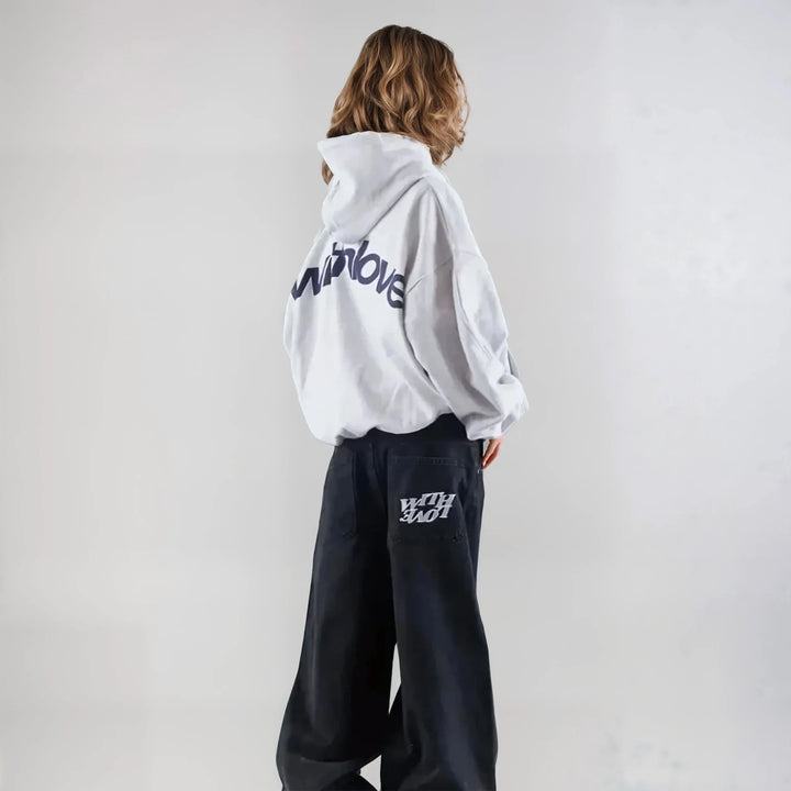 "Klassieke hoodie met royale capuchon en kangoeroezak in tijdloos design, voorzijde met subtiel logo, comfortabel en stijlvol