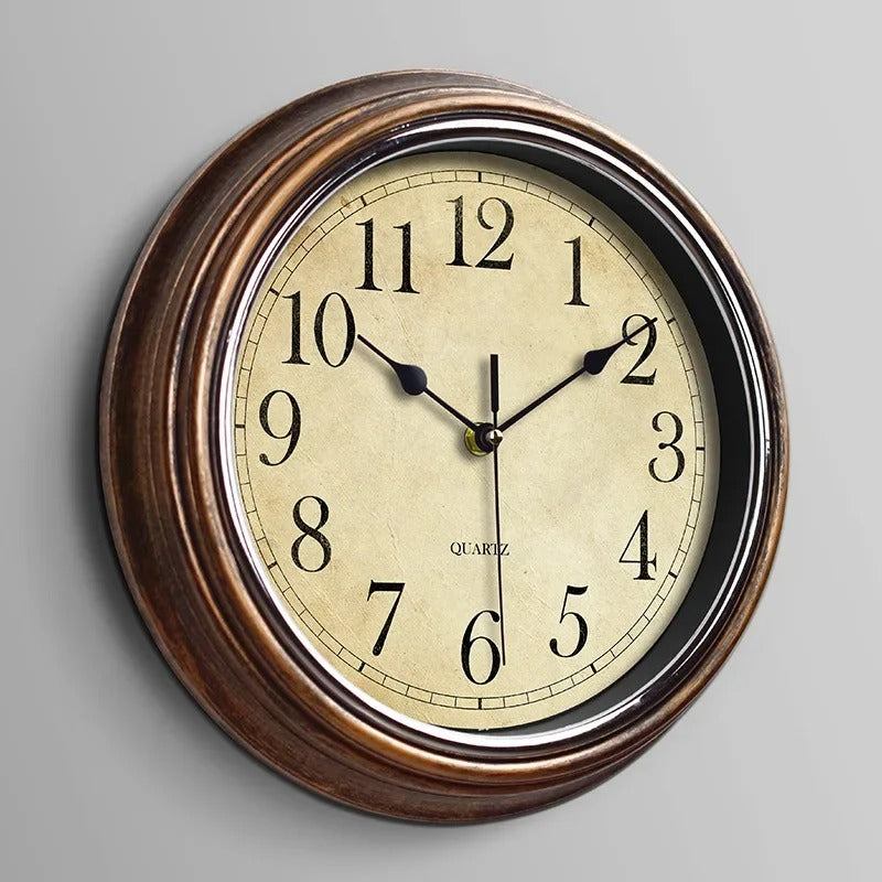 Klassieke houten wandklok met gedetailleerde wijzerplaat, tijdloze interieurdecoratie voor een elegant thuis.