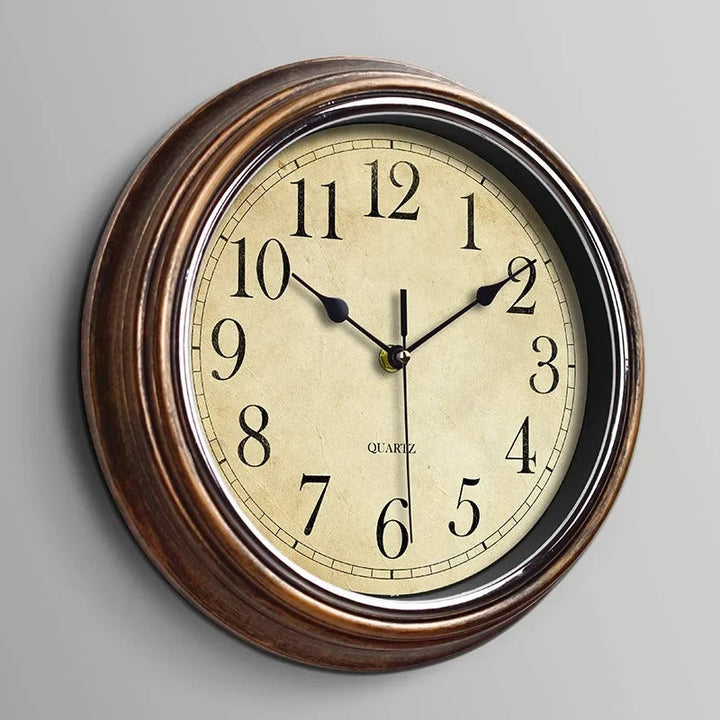Klassieke houten wandklok met gedetailleerde wijzerplaat, tijdloze interieurdecoratie voor een elegant thuis.