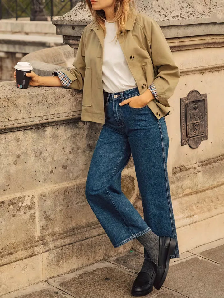 Tijdloze dames trenchcoat, een klassieke lentejas of herfstjas in khaki, comfortabel en modieus.