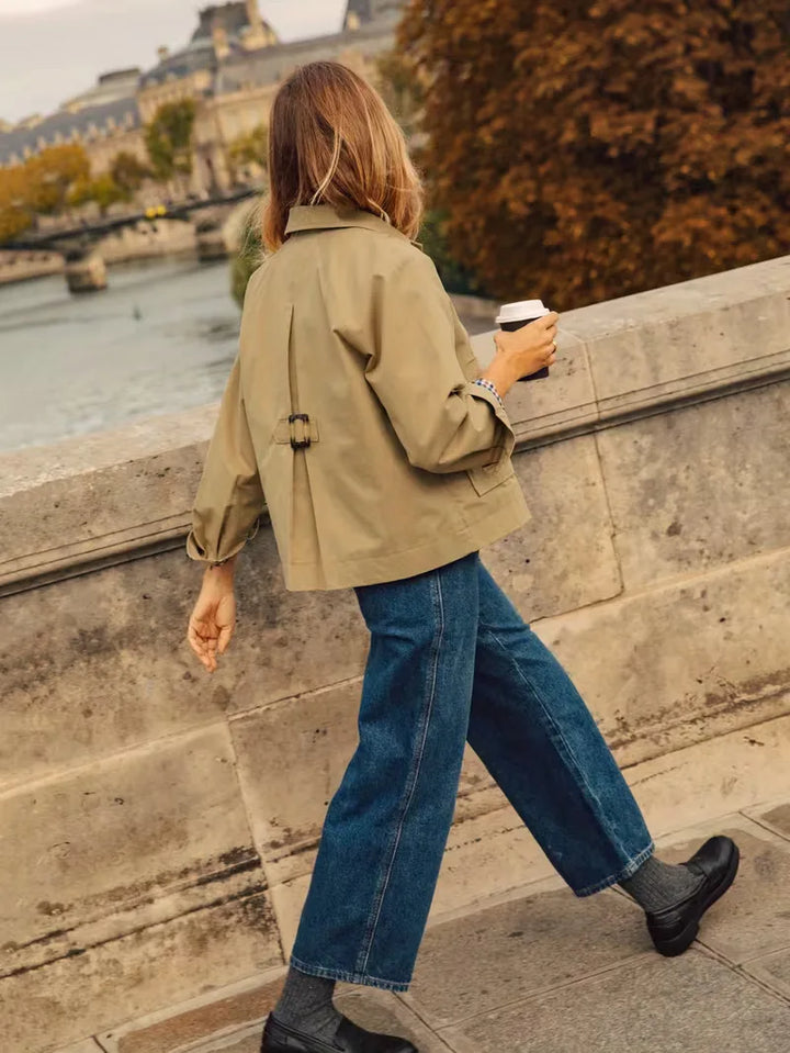 Chique khaki damestrenchcoat, reguliere pasvorm, perfecte overgangsjas met verfijnde geruite details.
