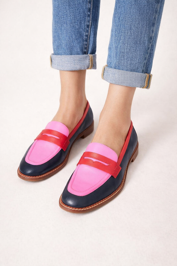 Klassieke roze dames mocassins met tweekleurig detail, platte zool voor zomercomfort.