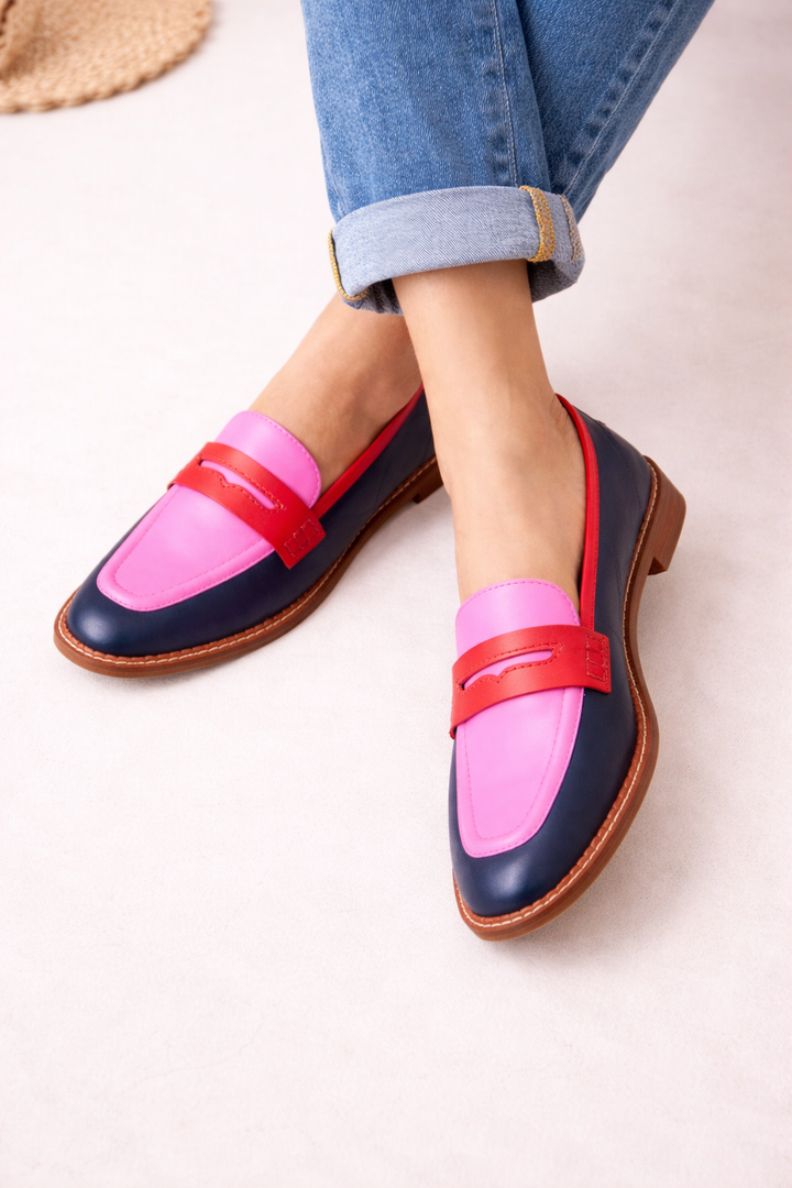 Elegante roze dames mocassins met tweekleurig detail en platte zool. Comfortabele zomerschoenen.