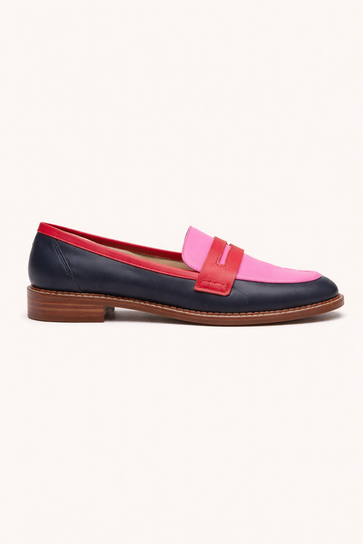 Comfortabele roze dames mocassins, platte zool, klassiek tweekleurig detail. Perfecte zomerschoenen.