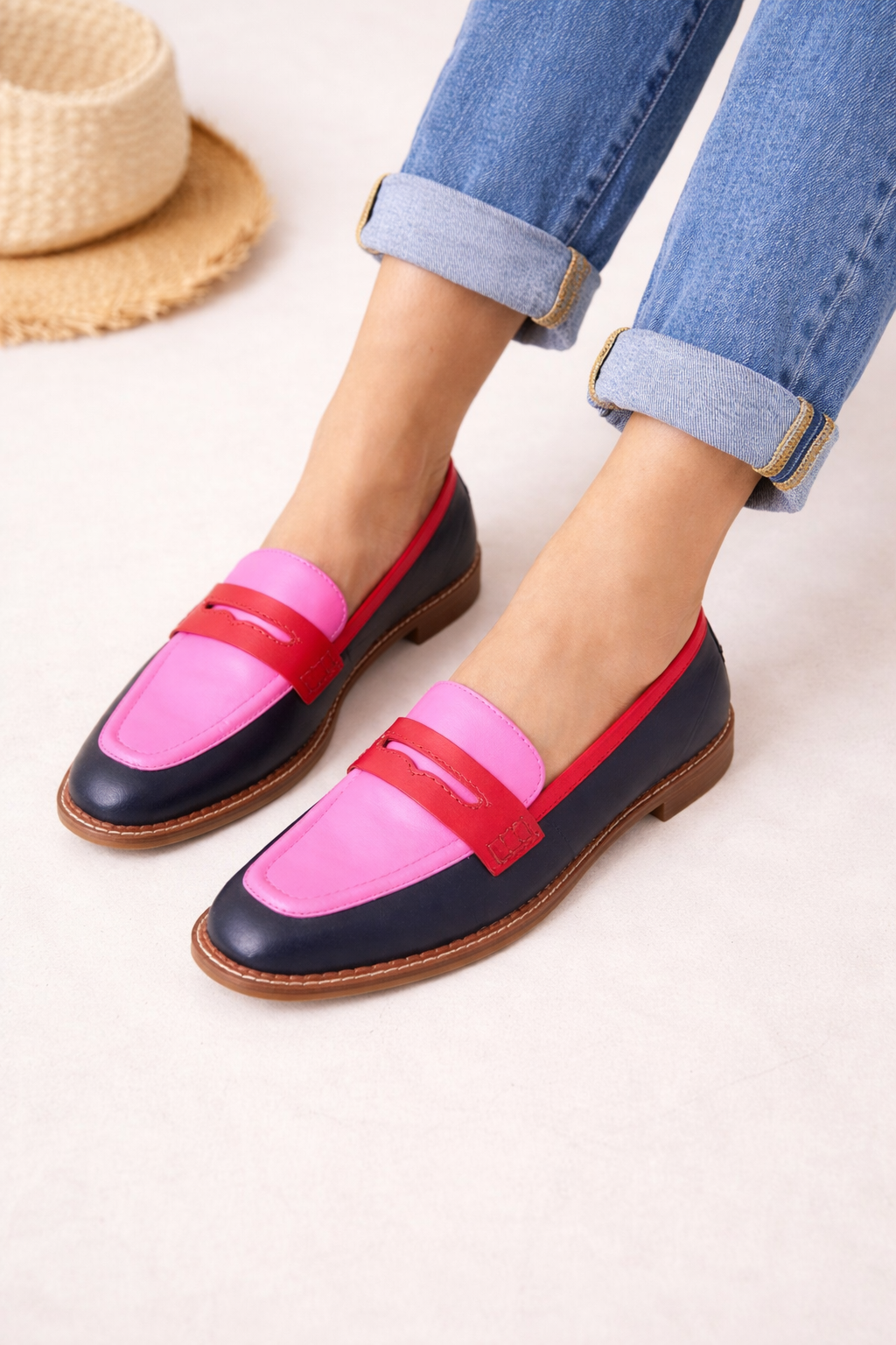 Klassieke roze dames mocassins met tweekleurig detail. Platte zool voor comfortabele casual zomerschoenen.