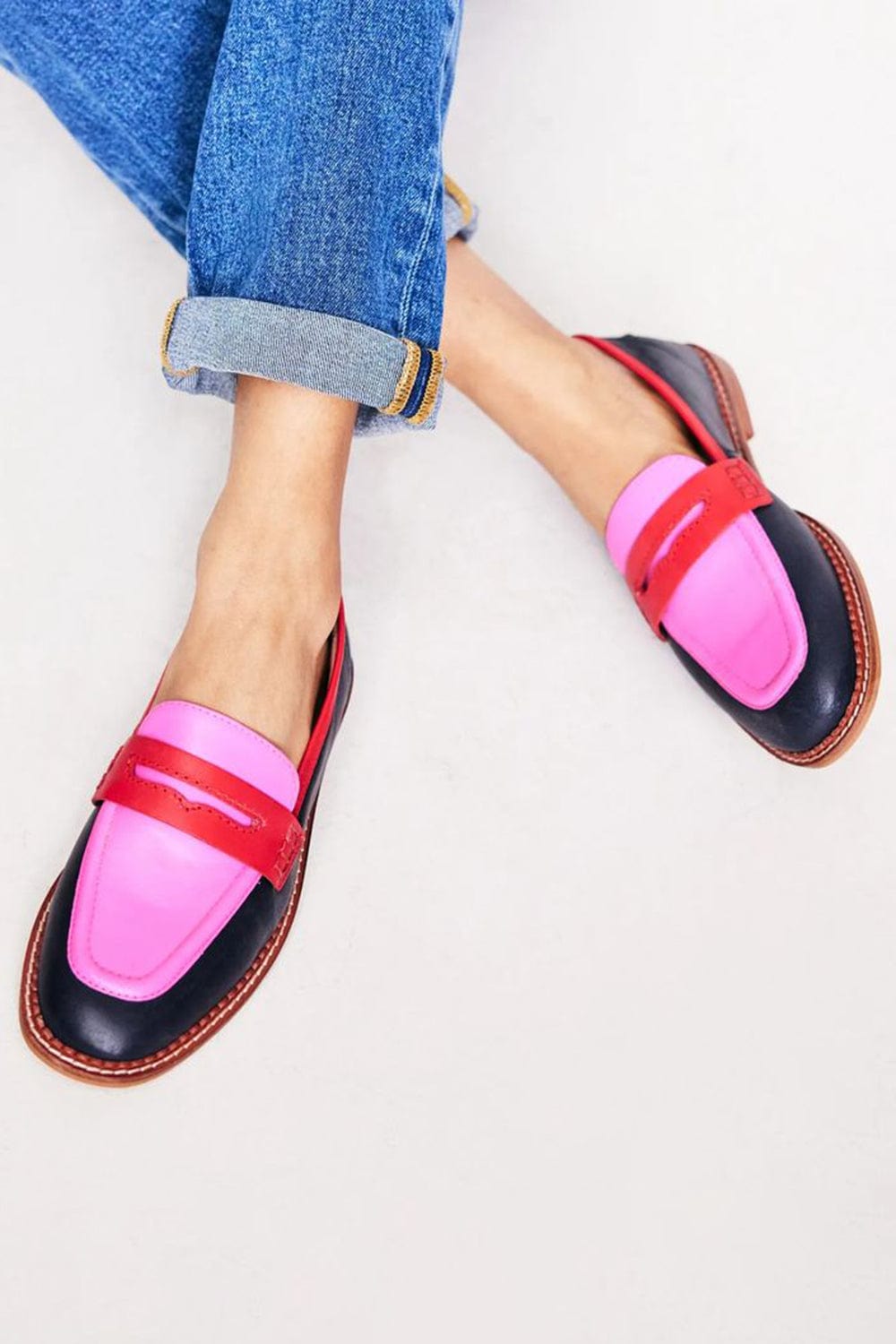 Platte roze dames mocassins met elegant tweekleurig detail. Comfortabele, casual zomerschoenen.