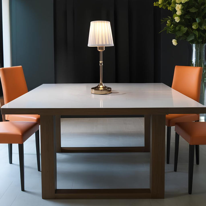 "Klassieke tafellamp met metalen frame en stoffen kap in een interieur, draadloos met drie lichtstanden."